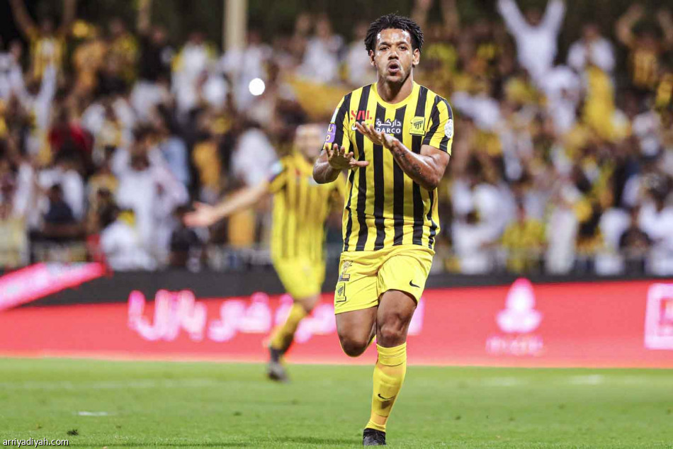 مقر الاتحاد مغلق..
والاحتفالات أمام الأبواب