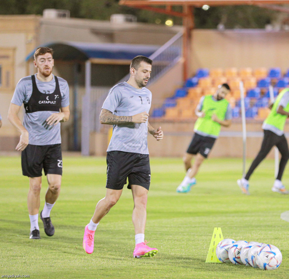 رازوفيتش
يركز على الكرات الثابتة