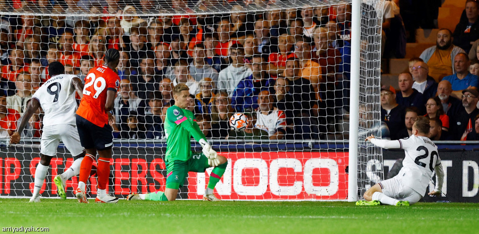 ويست هام يتصدر مؤقتا بثنائية لوتون تاون