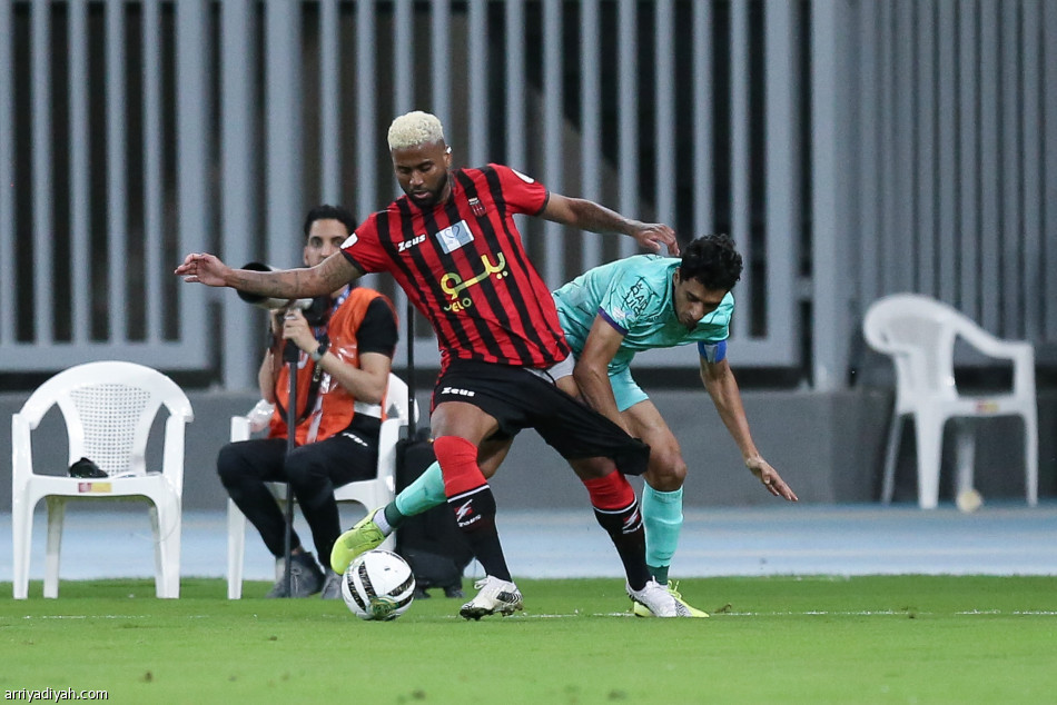 الرياض يوقف سلسلة انتصارات الأهلي