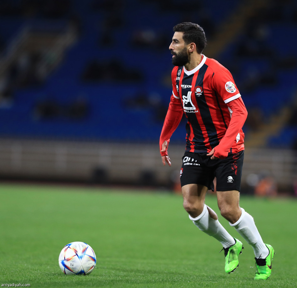 الرائد يخطف نقطة ثمينة من الهلال