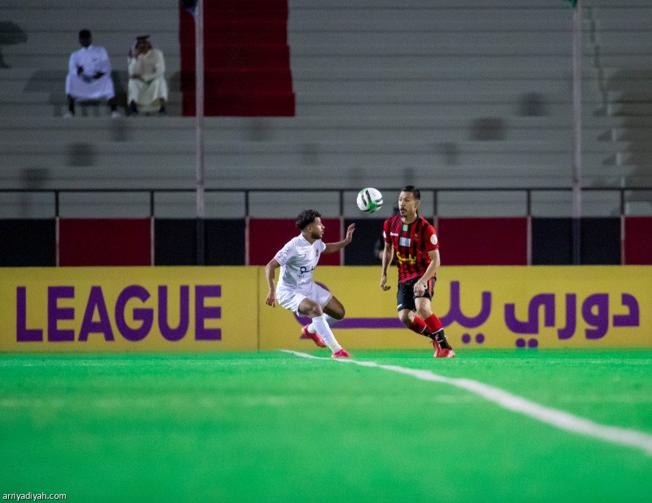 الرياض يعطل الحزم.. ويقدم هدية إلى الأهلي