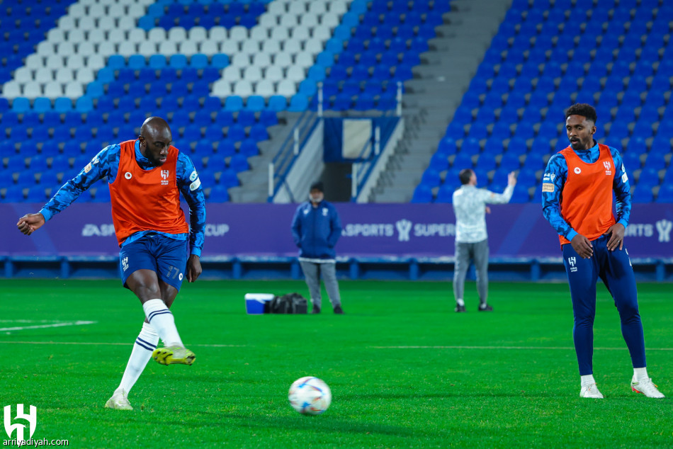الهلال يطبق خطة أبها.. وإيجالو يلامس الكرة