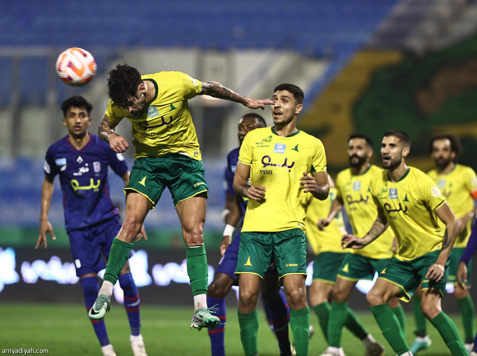 الخليج يستعيد التوازن بثلاثية أبها