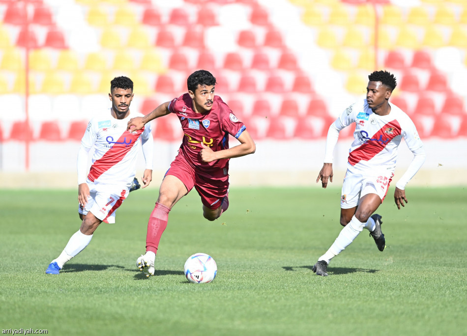 أبها يثأر من الوحدة.. ويتصدر الدوري الرديف