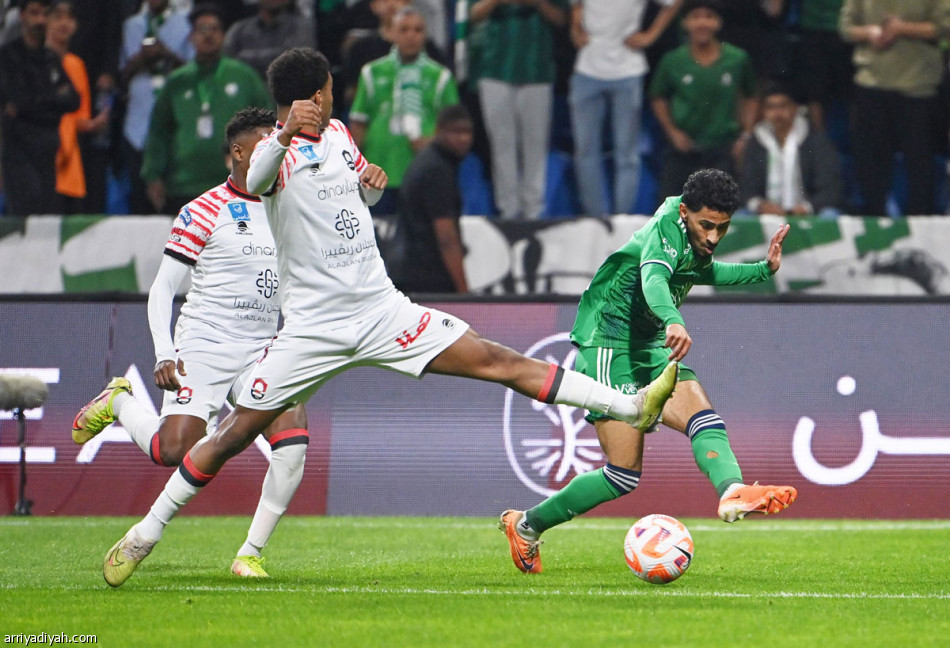 الرائد
يغير عادة الأهلي