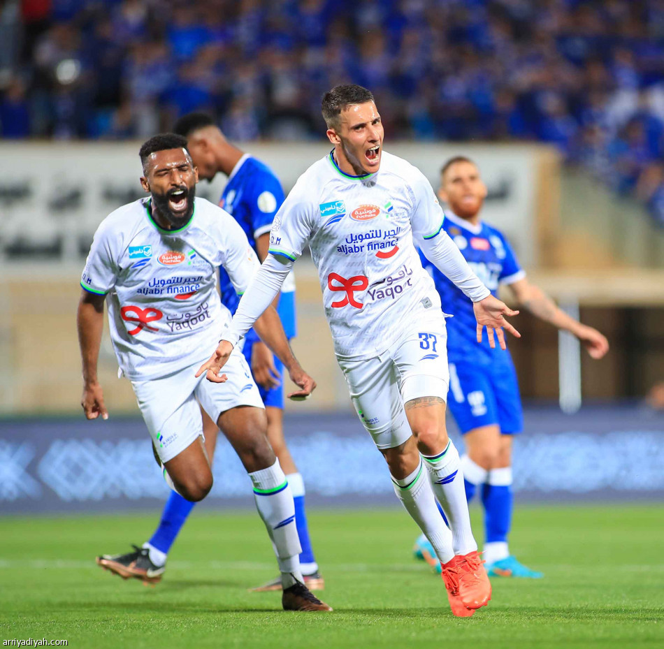 المرة الأولى.. 
دونيس يقهر الهلال