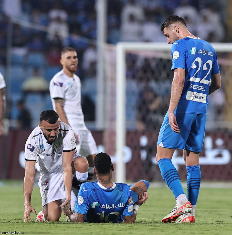 الهلال  يسترد الصدارة بثنائية الشباب