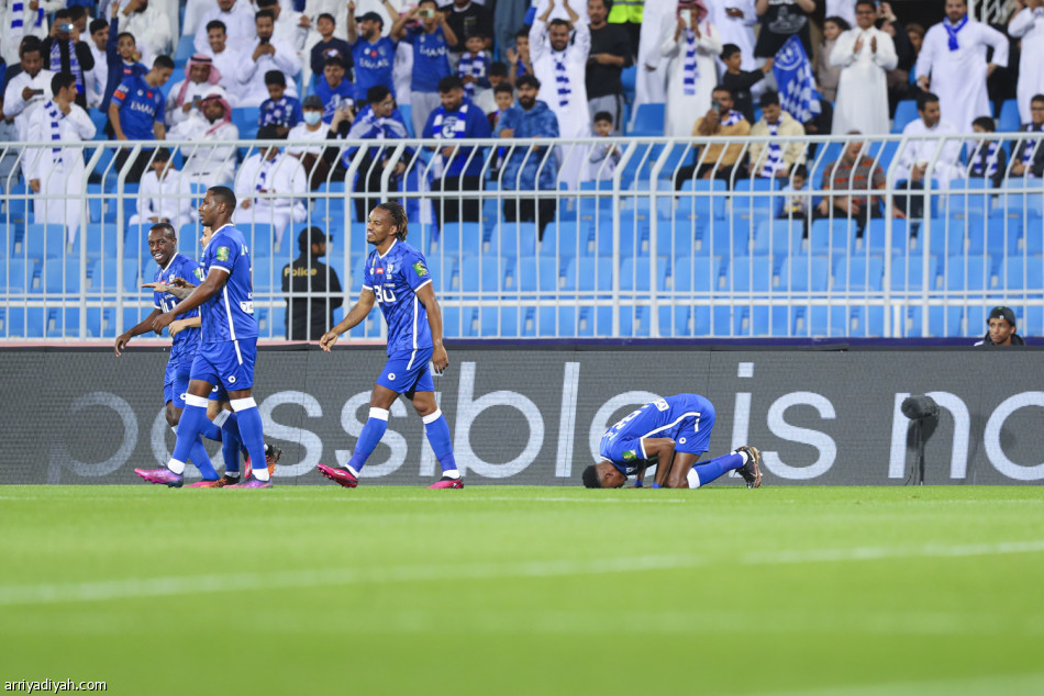الهلال يكسب الفتح بـ10 لاعبين.. ويعبر