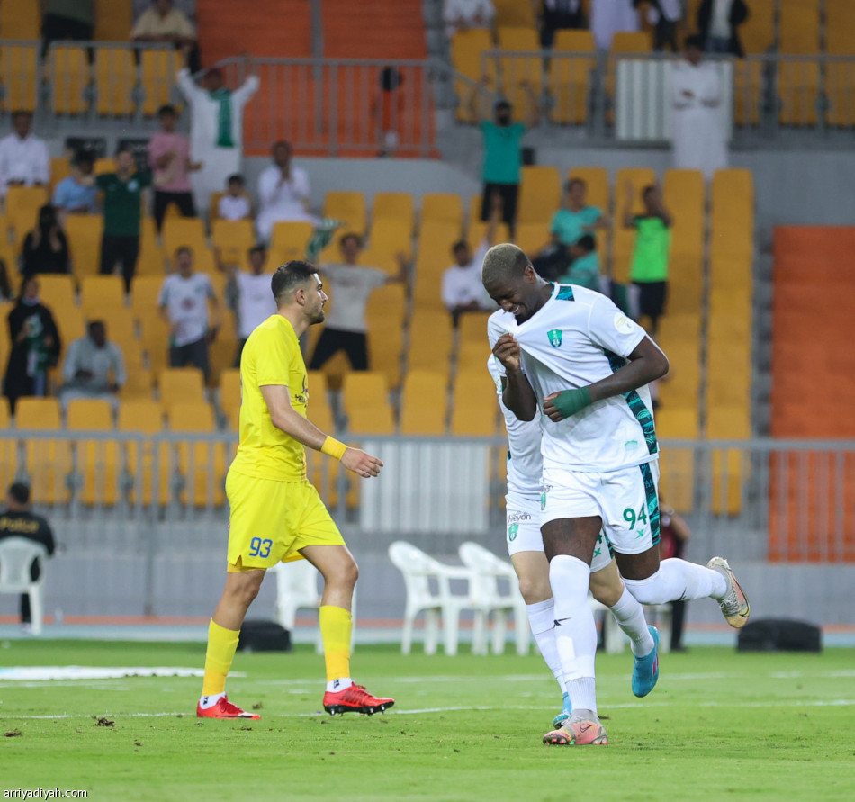 الأهلي يلامس الصعود بنقاط العين