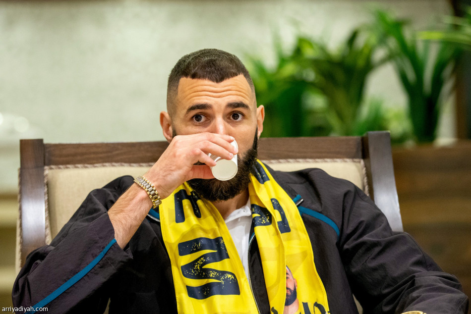 مؤتمر نصف ساعة
يسبق حفل كريم