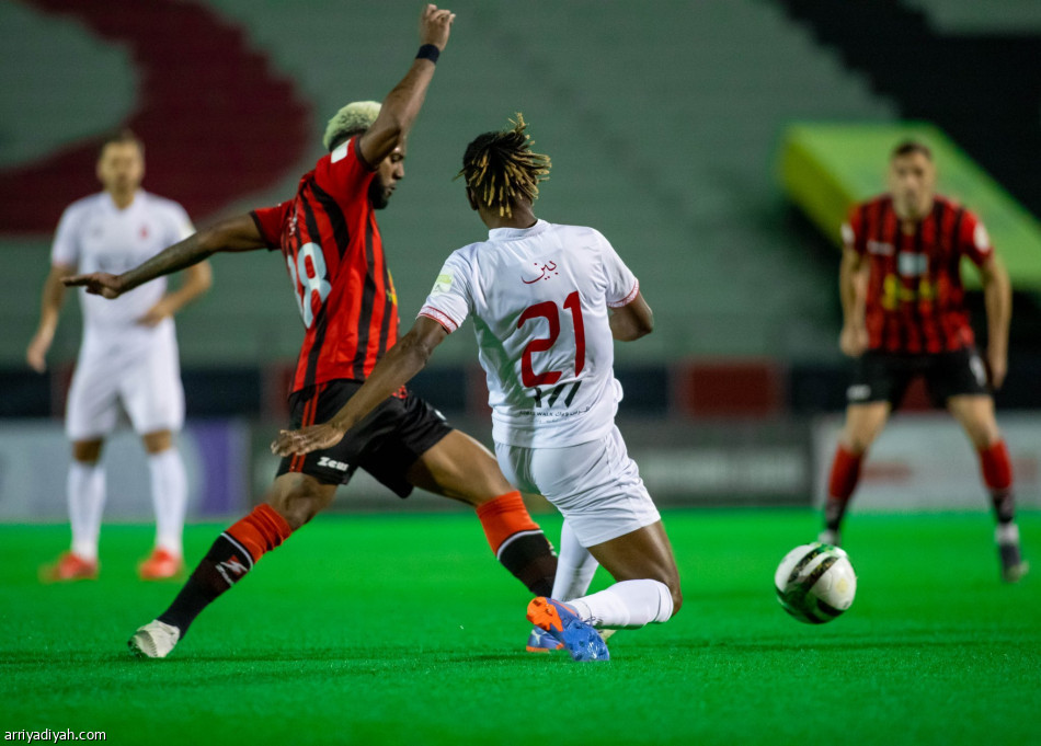 الرياض يعطل الحزم.. ويقدم هدية إلى الأهلي