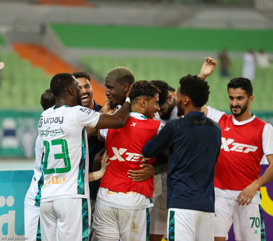 الأهلي يلامس الصعود بنقاط العين