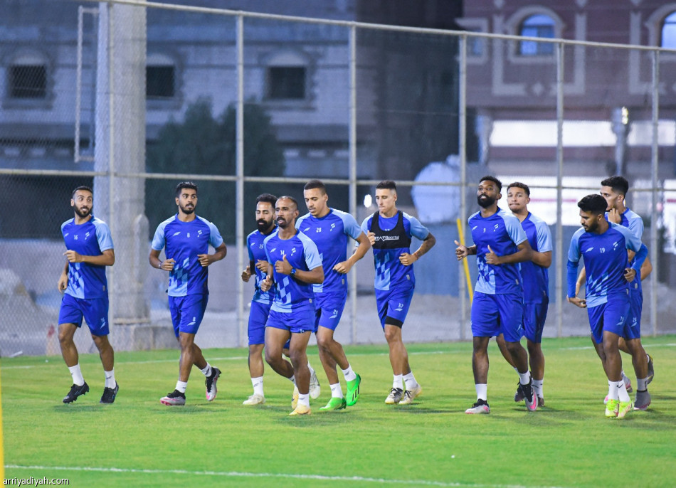 قبل النصر.. دونيس يقسم لاعبي الفتح