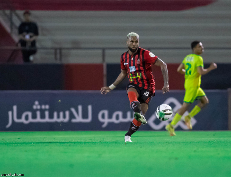 الرياض ينهي الغياب.. ويصعد إلى «روشن»