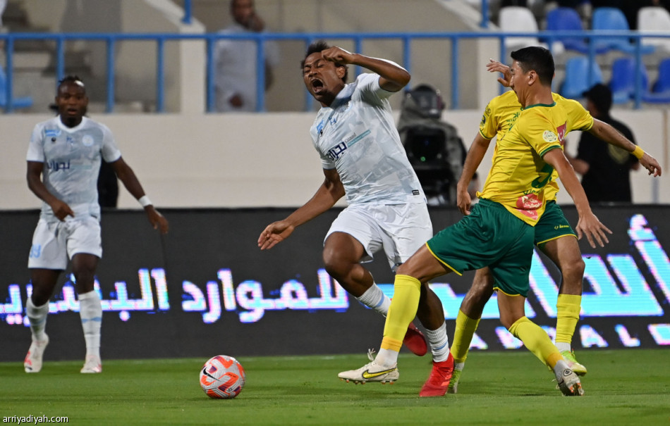 ناري يمنح الخليج نقاط الأخدود