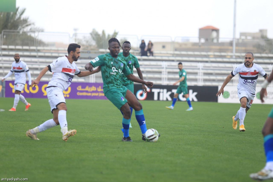 الرياض يضاعف معاناة الشعلة في «يلو»