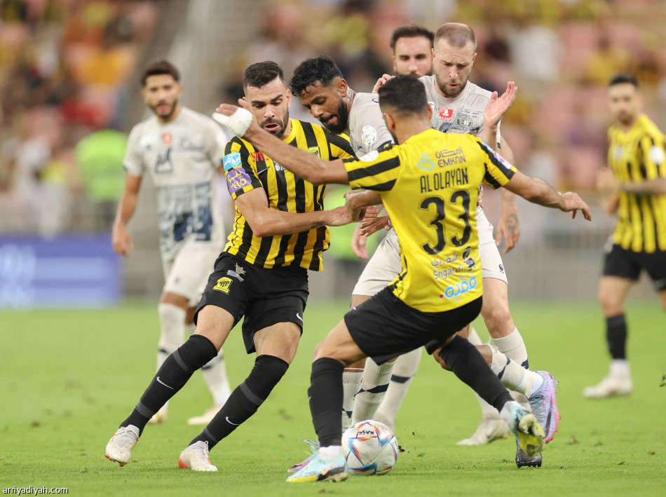 الاتحاد يسقط ضمك
بسلاح كونترا