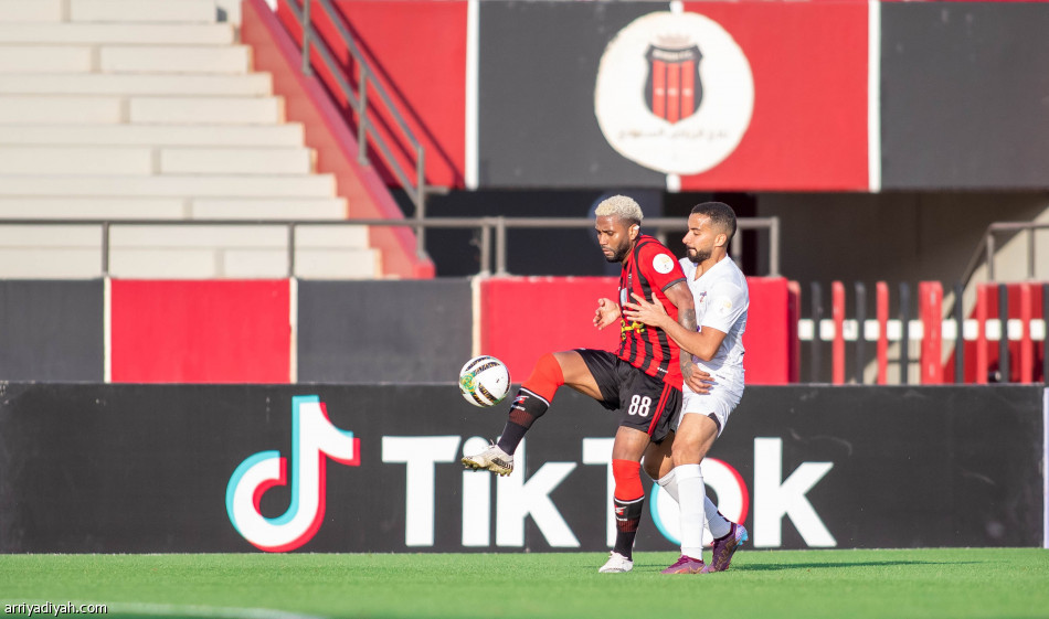 الرياض يقلبها على جدة بثنائية