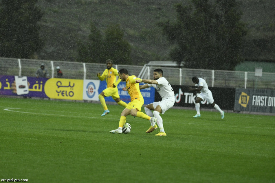 بثنائية.. الأخدود يزيد من معاناة العين