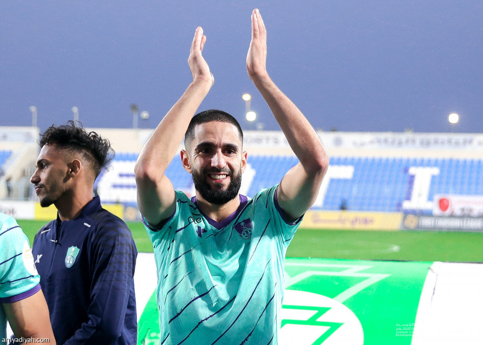 الأهلي يقبض على الصدارة بثنائية القيصومة