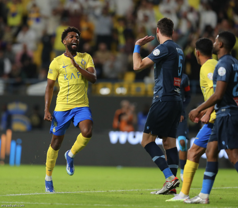 رونالدو ينذر الهلال بثنائية في الأخدود