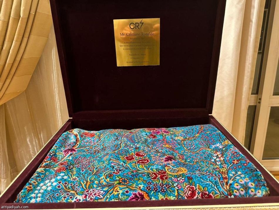 الإيرانيون يستقبلون رونالدو وماني  بـ«السجاد الفاخر»