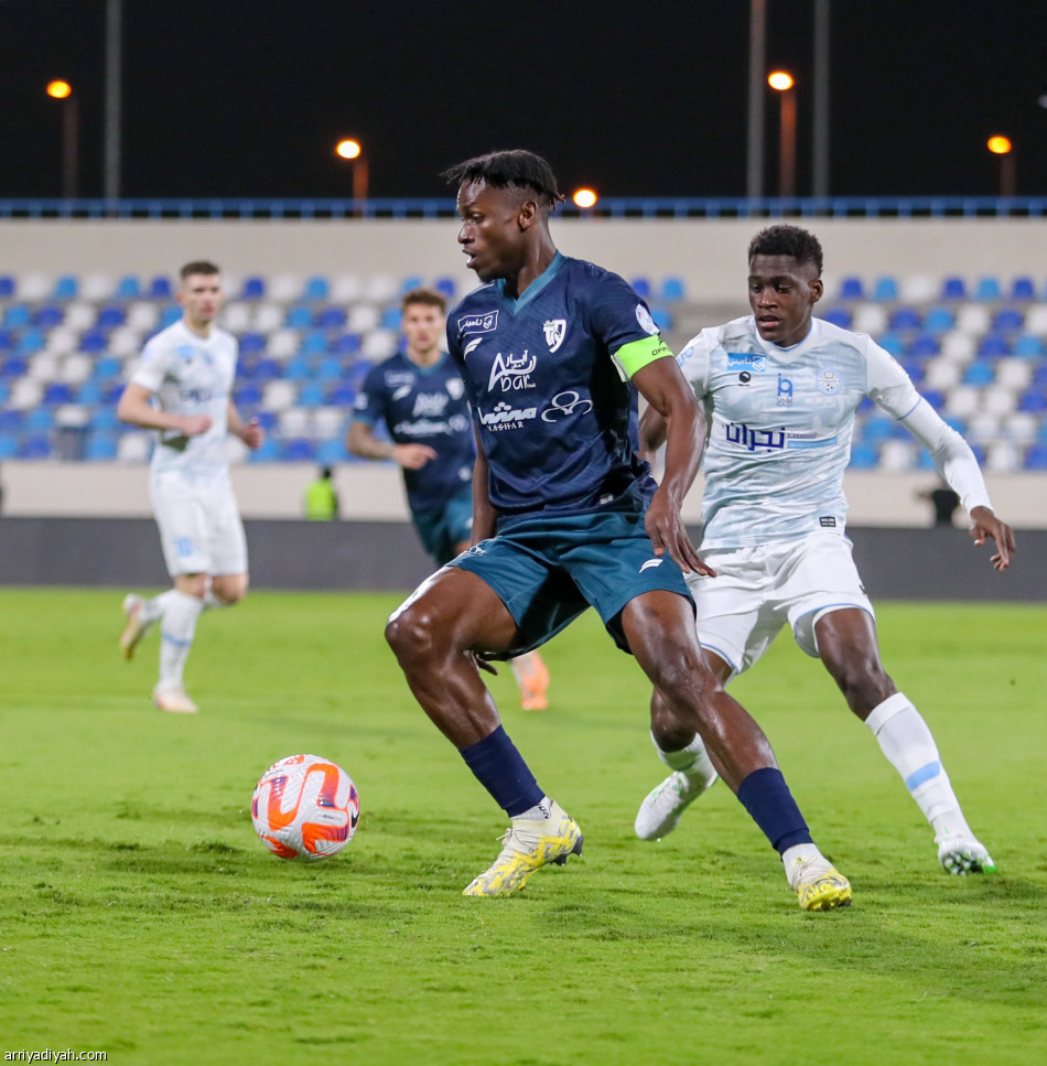 الأخدود يستعيد التوازن بنقاط الطائي