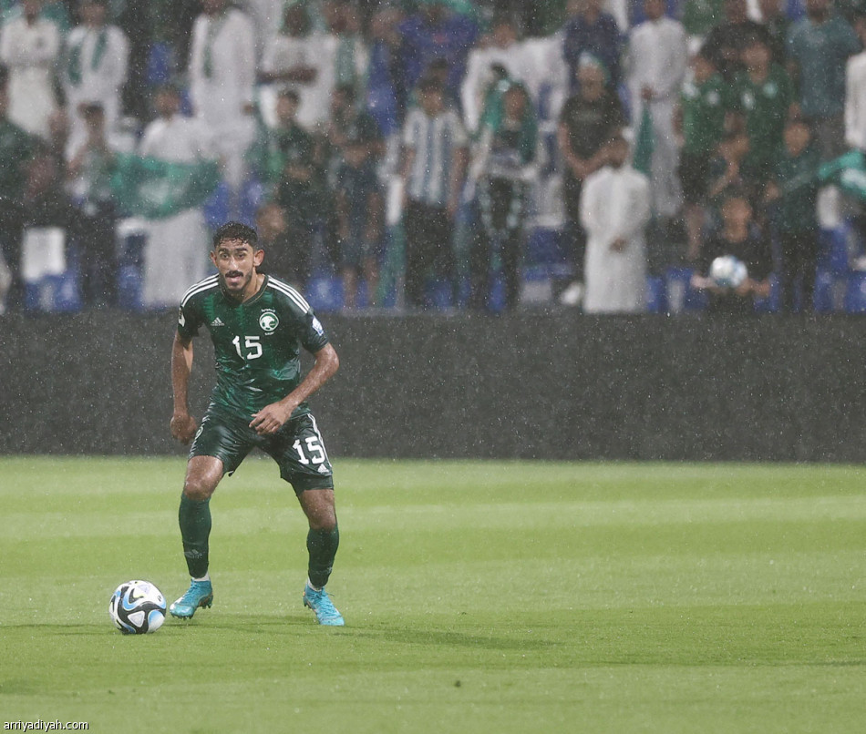 الأخضر
يحلّق بالرباعية الأولى