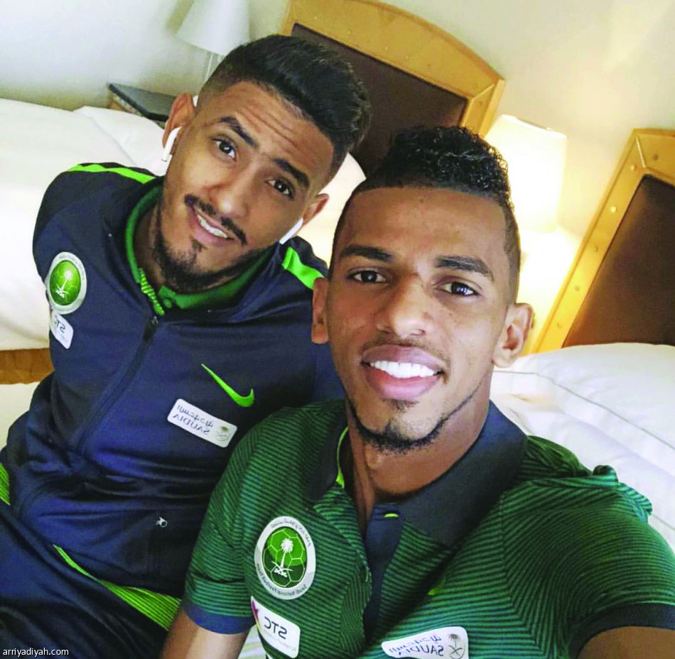 لاعبو الأخضر يحتفلون في جدة