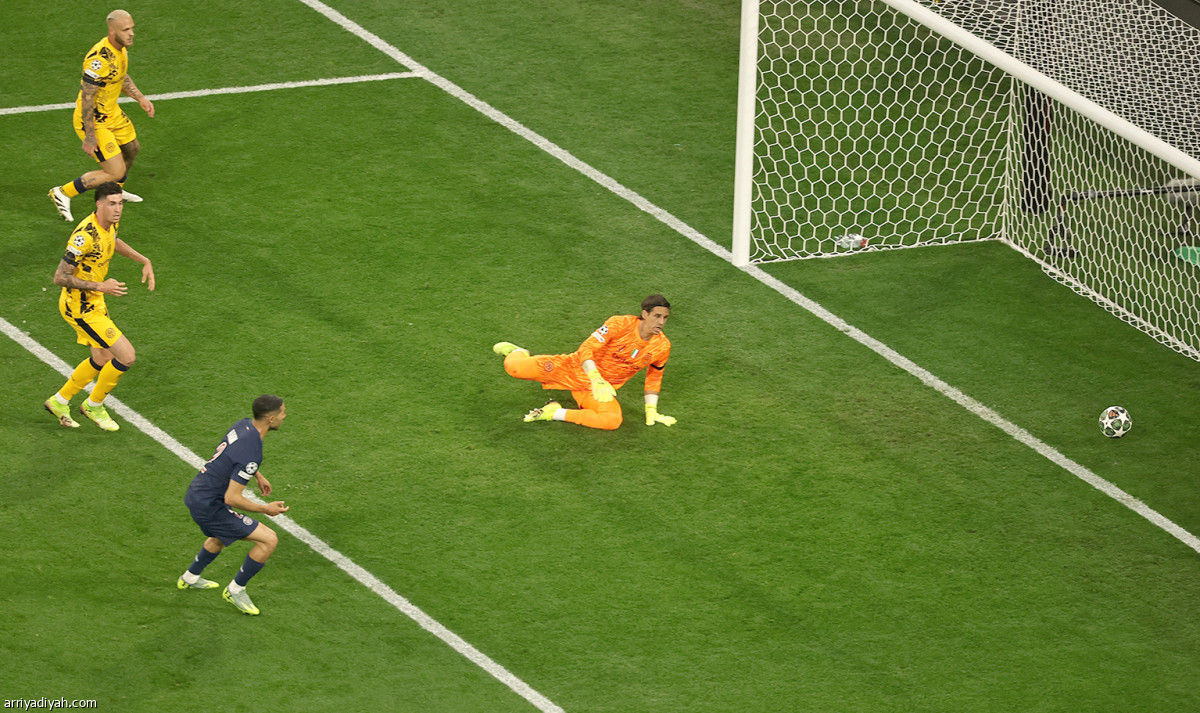 حكيمي.. هدف تاريخي