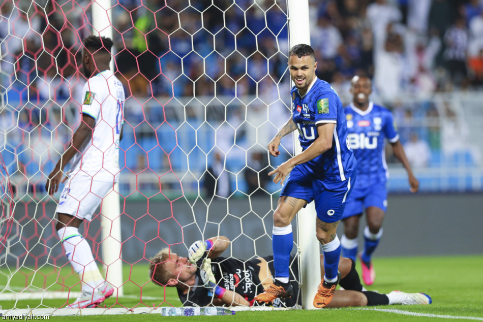 الهلال يكسب الفتح بـ10 لاعبين.. ويعبر