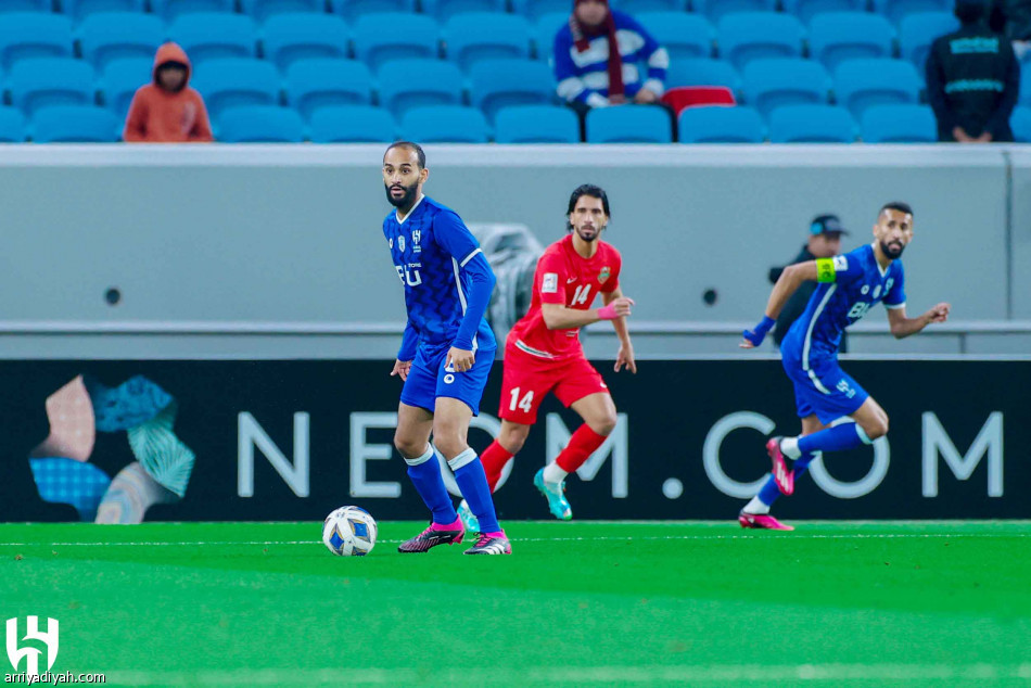 الأزرق
يحافظ على تقاليد الأبطال