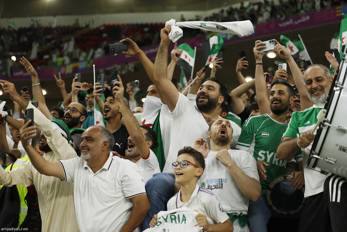 النسور تحلق