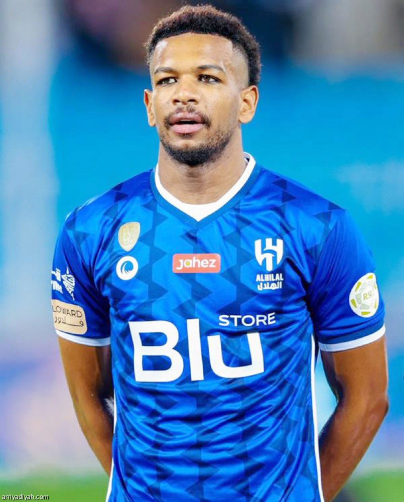 إيمليانو يخفي
تشكيلة الأزرق