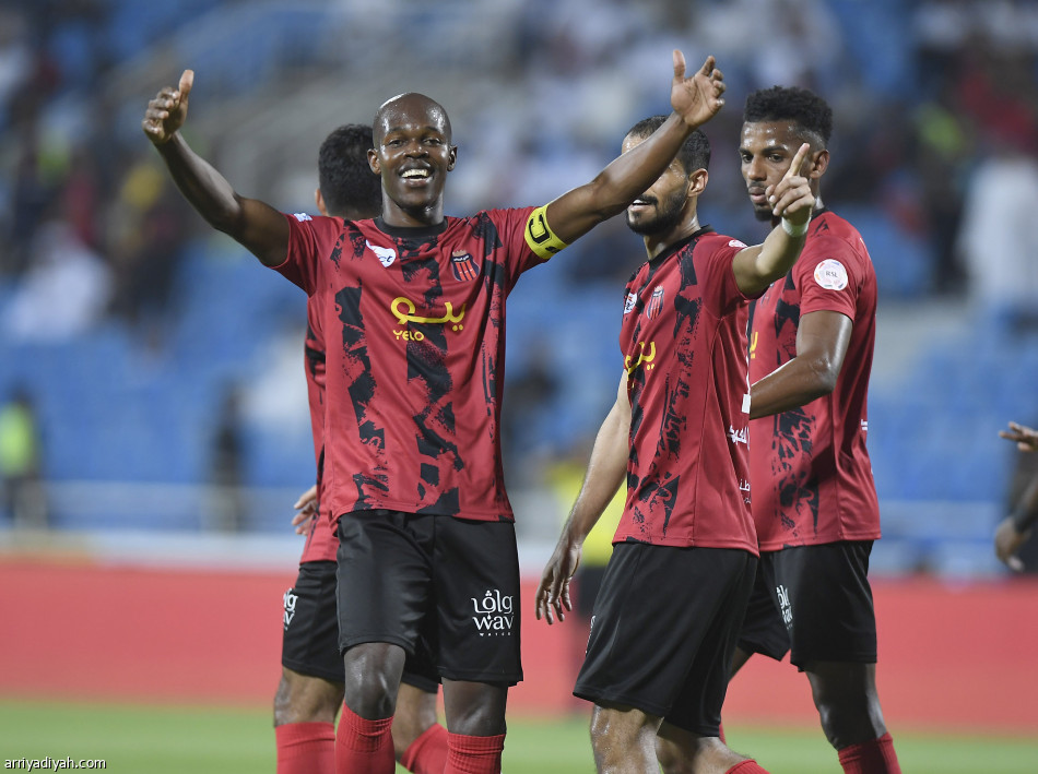الرياض  يحقق فوزه الأول في الدوري