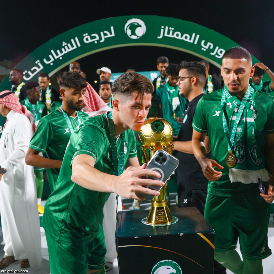 تتويج شباب الأهلي ببطولة الممتاز