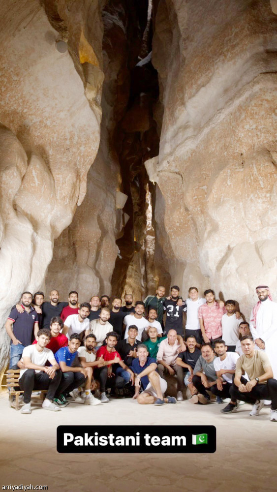 وسط الأخضر..
فيصل وعباس ومختار