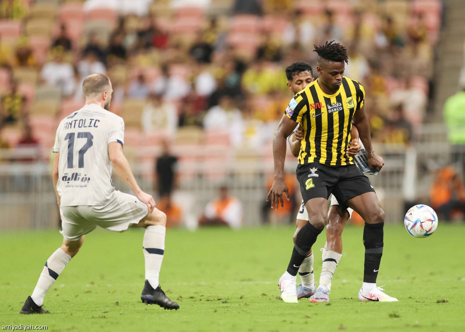 الاتحاد يسقط ضمك
بسلاح كونترا