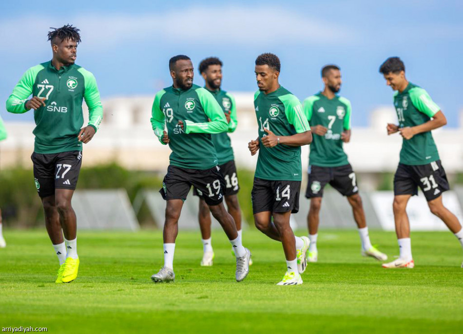 «الأخضر»
يغيّر الأساسيين