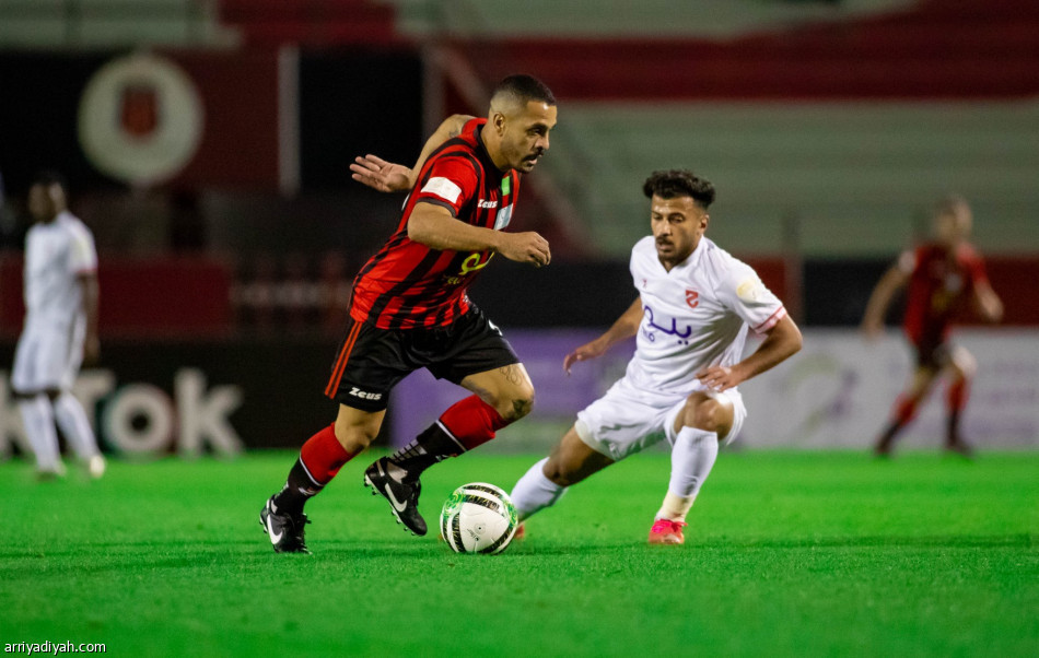 الرياض يعطل الحزم.. ويقدم هدية إلى الأهلي