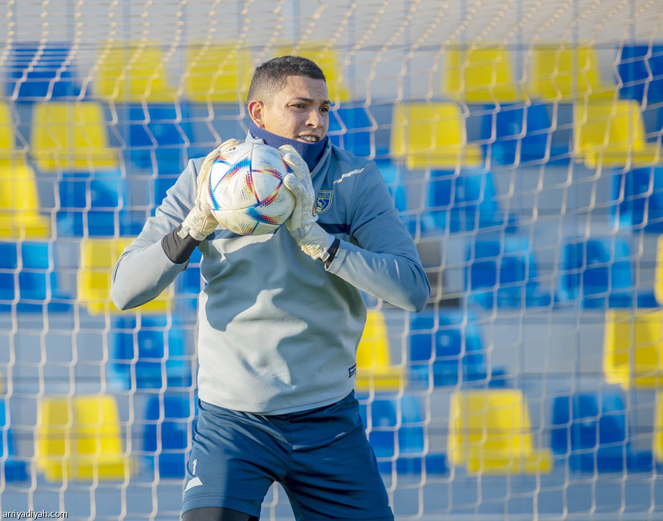 تمزق 
يبعد هزازي عن الديربي