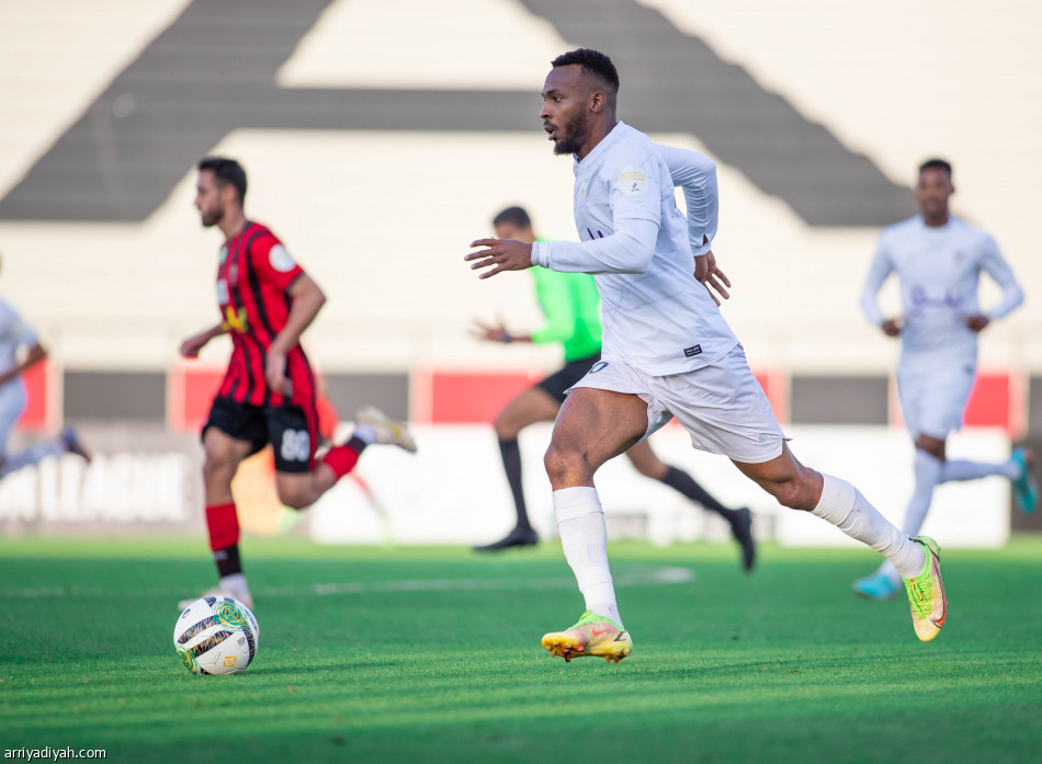 الرياض يقلبها على جدة بثنائية