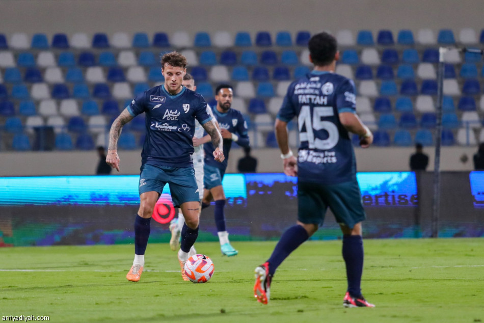 الأخدود يستعيد التوازن بنقاط الطائي