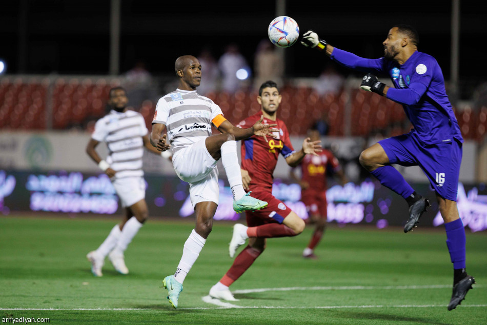 الطائي يخطف نقاط أبها بلدغة سعيود