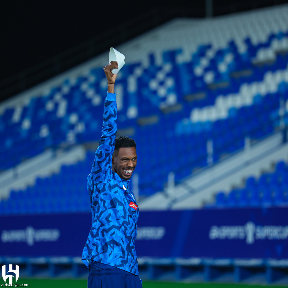 الهلال يطبق خطة أبها.. وإيجالو يلامس الكرة