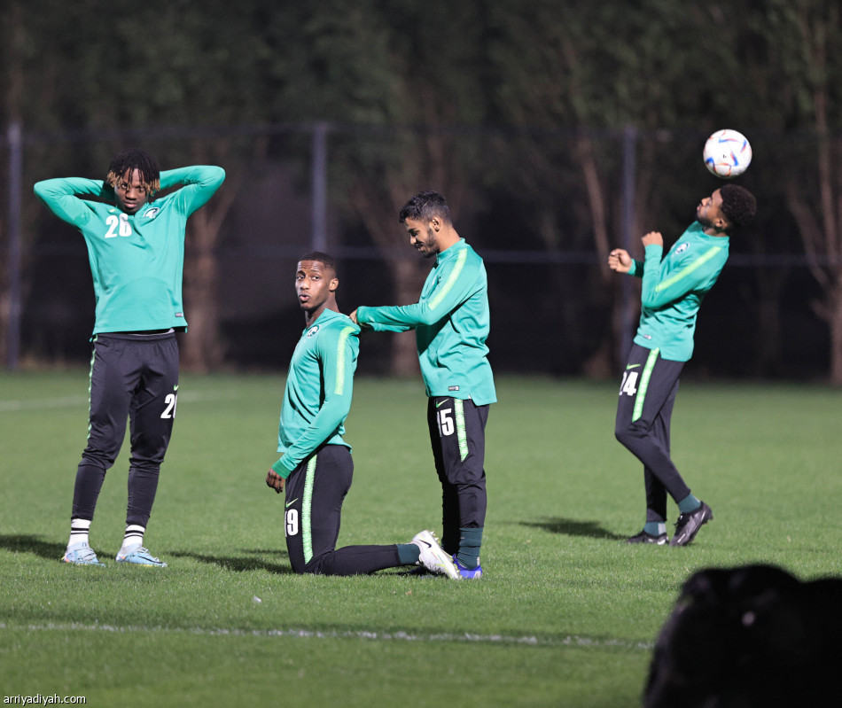 الأخضر يعود بـ«مناورة مصغرة»