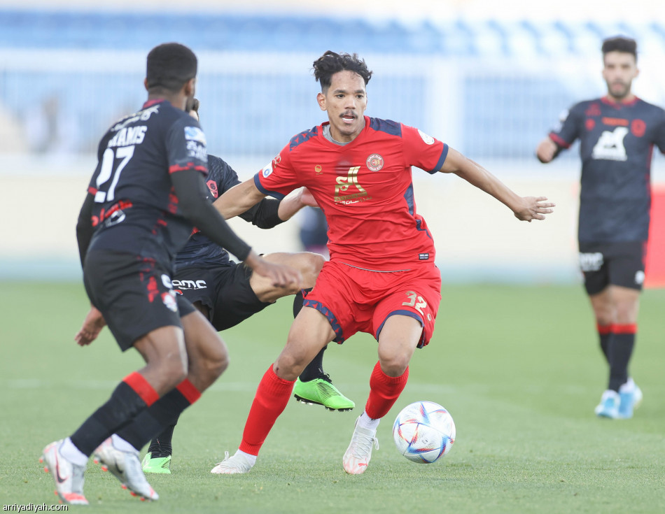 الرائد ينهض بثنائية ضمك