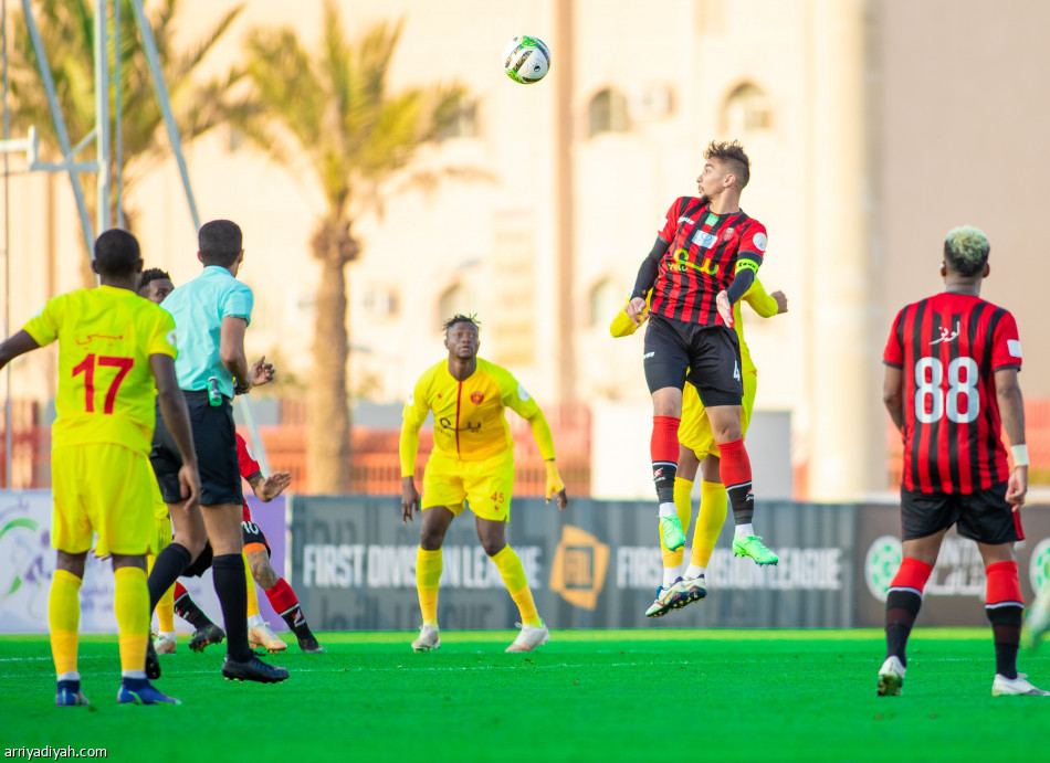 القادسية يعطل الرياض بخسارة سابعة