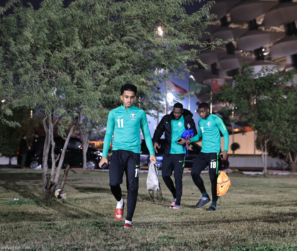 الأخضر يعود بـ«مناورة مصغرة»